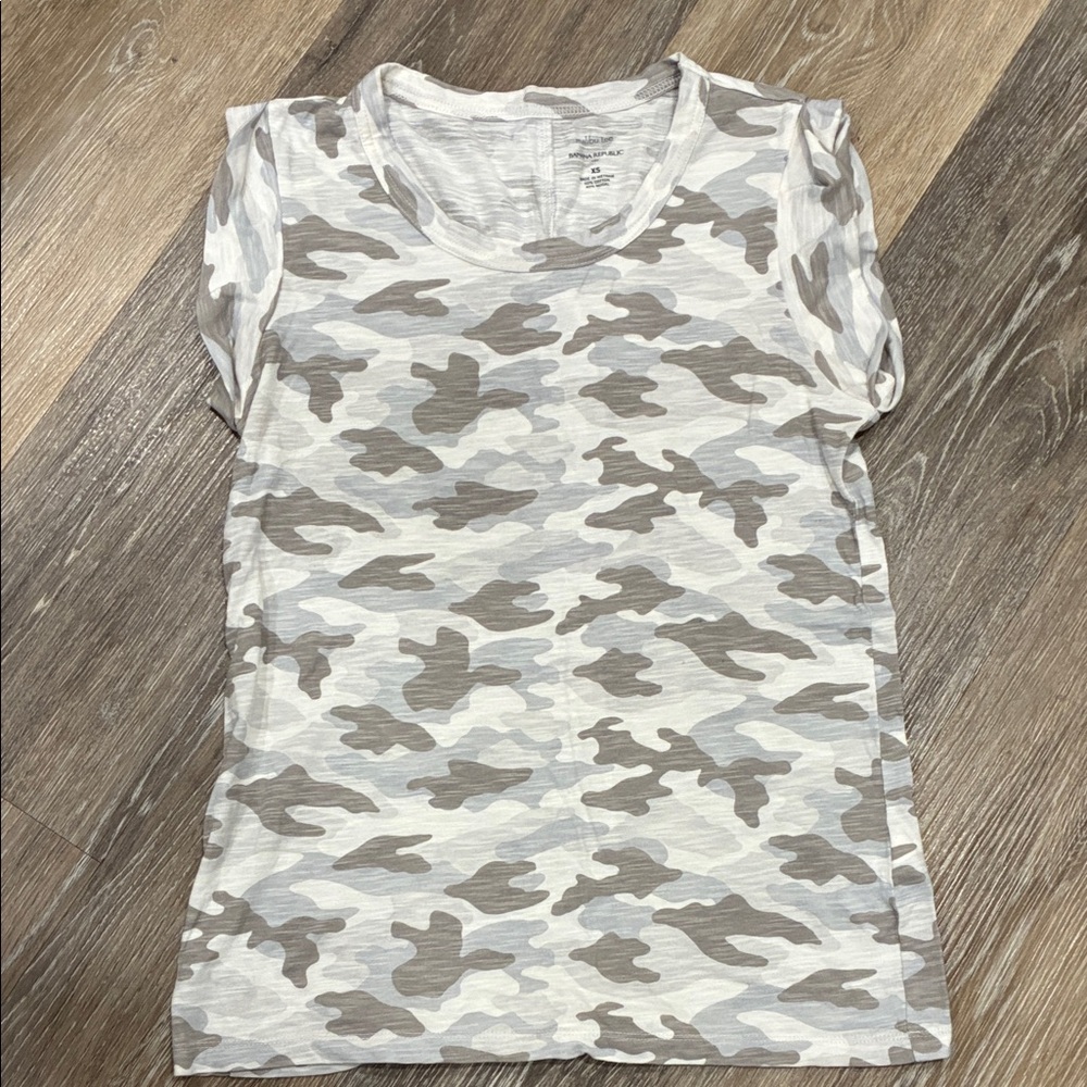 Banana Republic Gray and Cream Camo Tee